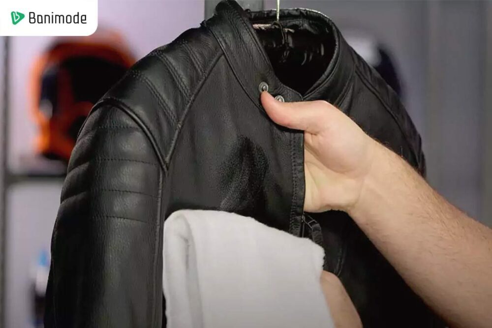 تمیز کردن کت چرم با دستمال مرطوب