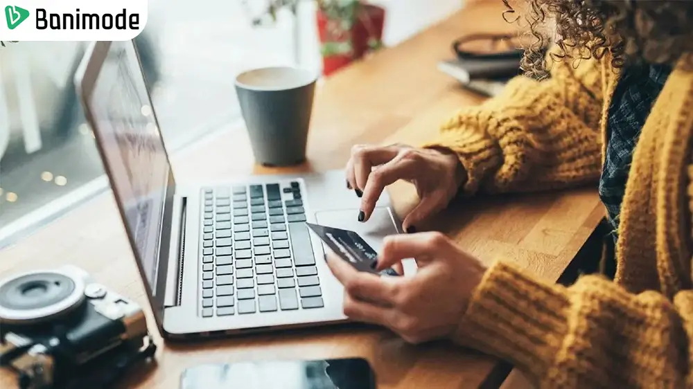 دختری در حال خرید آنلاین در روز بلک فرایدی یا جمعه سیاه