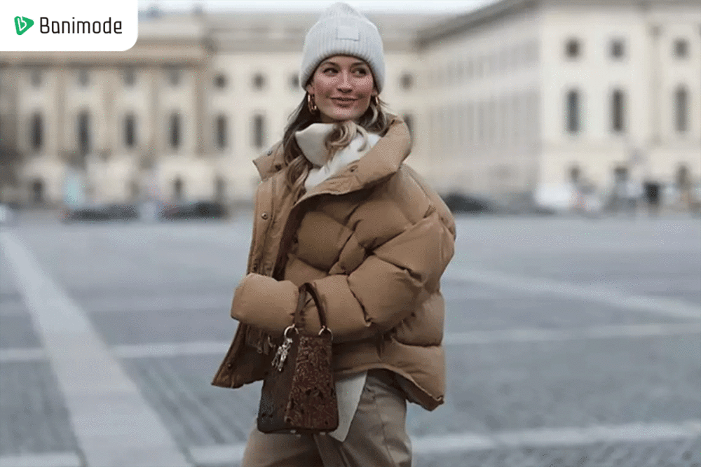 استایل زنانه با کاپشن پفی کوتاه و کلاه زمستانی