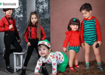 تصویری از تعدادی کودک با لباس‌های یلدایی