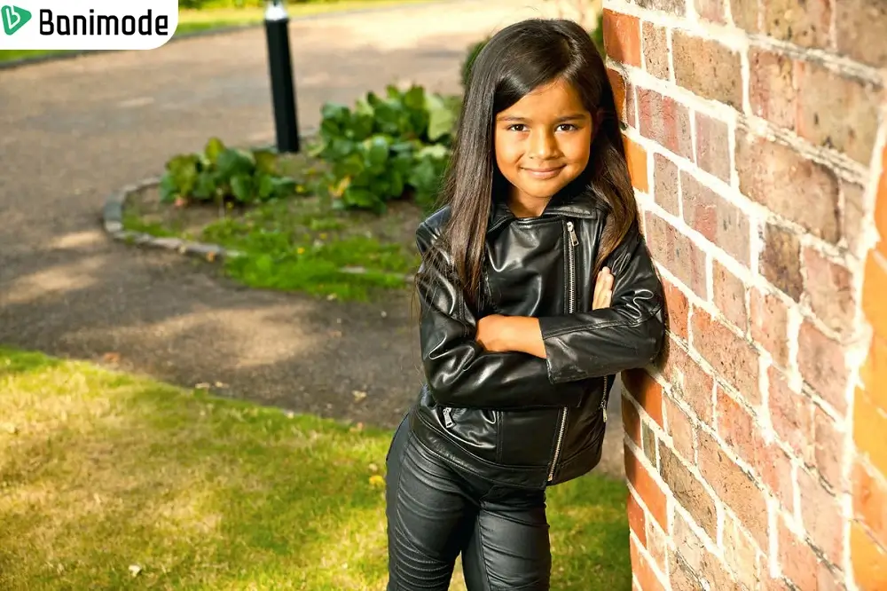 دختر بچهای که پالتو چرم پوشیده