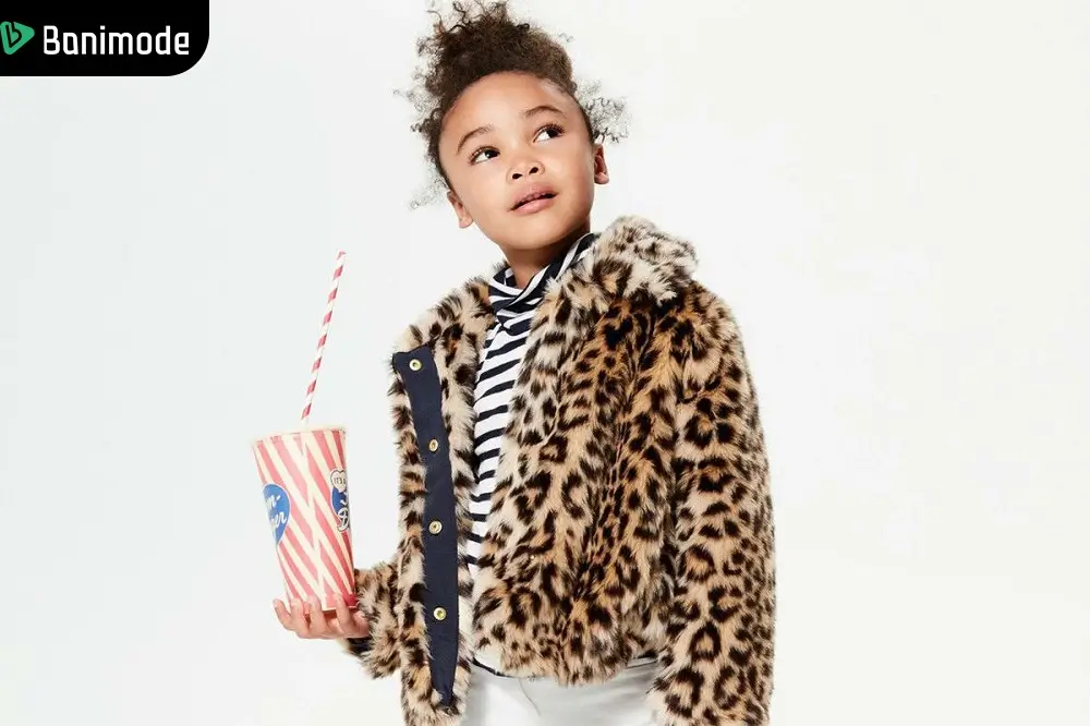 دختر بچهای که پالتو پلنگی پوشیده