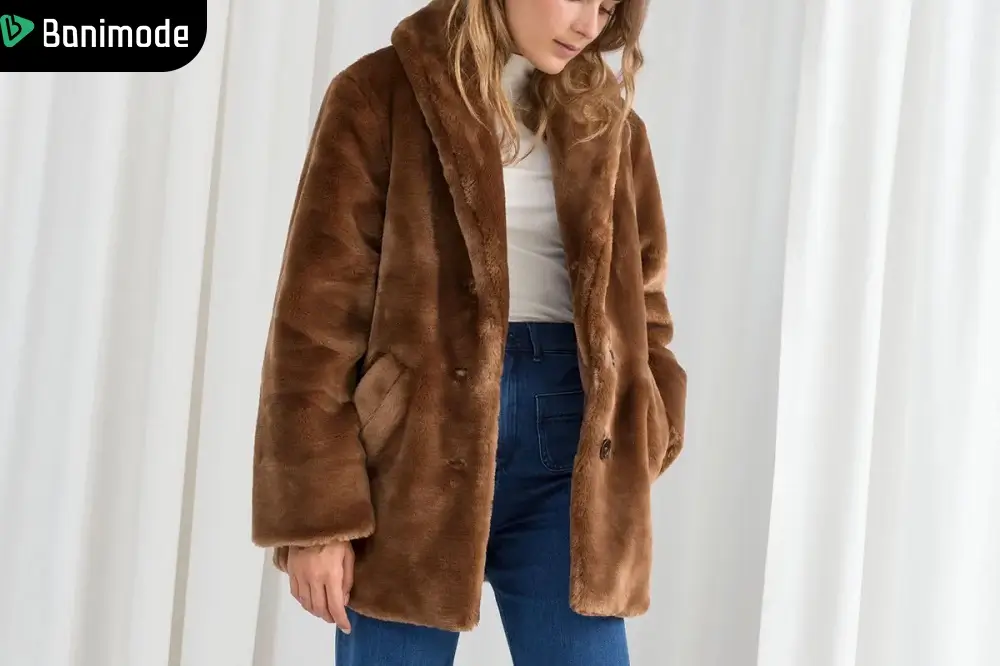 دختر بچهای که پالتو تدی پوشیده