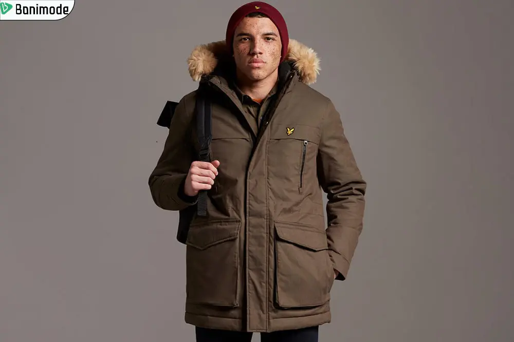 مرد جوان که کاپشن زیتونی رنگ پوشیده است