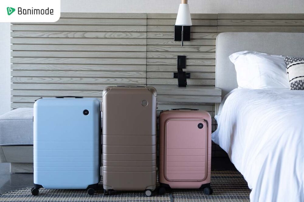 تصویری از 3 چمدون در رنگهای متفاوت که در اتاق هتل قرار دارند