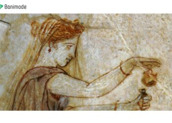 تصویر حک شده زن با شیشه عطر روی سنگ