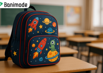 کوله پشتی پسرانه با طرح کارتونی روی نیمکت کلاس