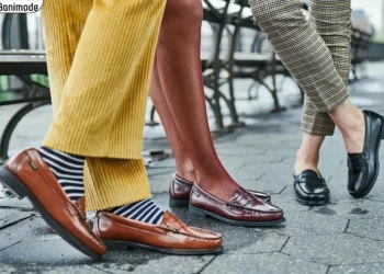 تصویر پاهای سه زن که کفش لوفر پوشیده اند.