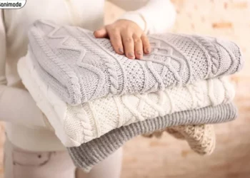 چند پلیور بافت که شسته شده و تا شده اند.