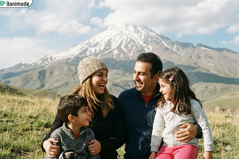 یک خانواده ایرانی که کوه دماوند در پس زمینه آن نمایان است.